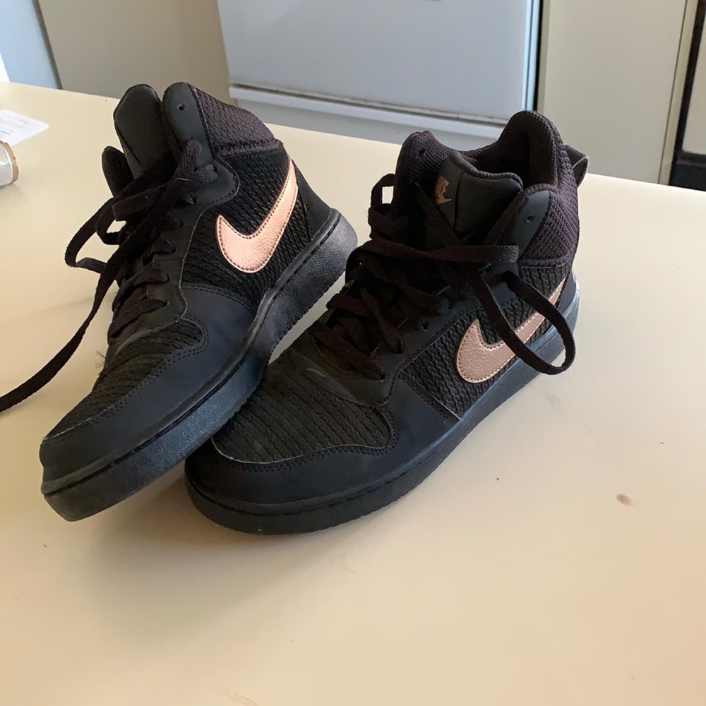 Nike sneaker w millennium pink/ gold  detail
